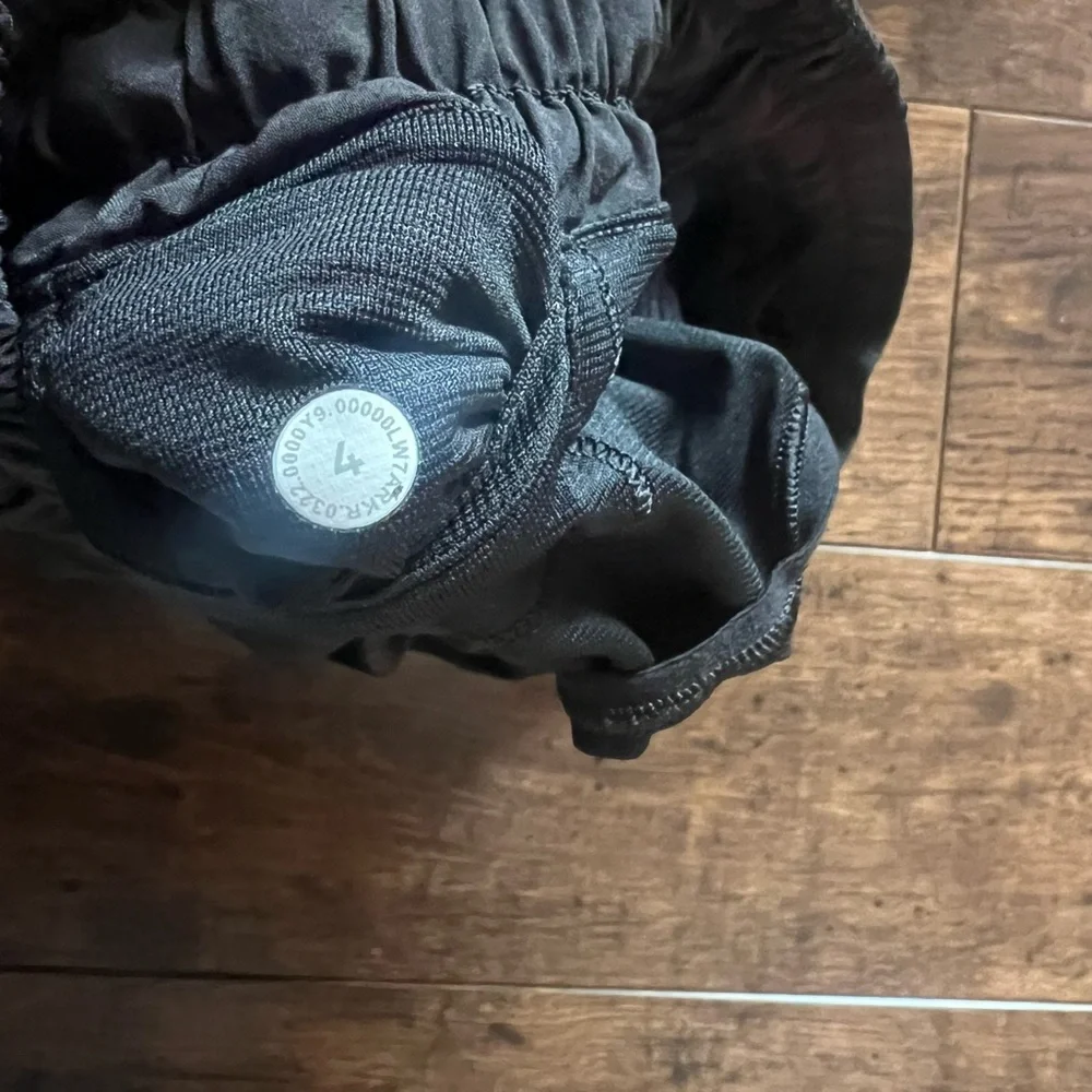 lululemon athletica hotty hot shorts 2.5” low rise - Picture 3 of 3